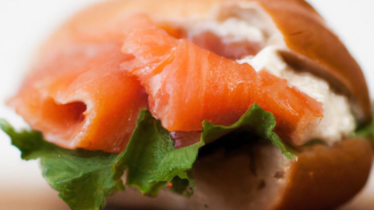 Sanduíche de salmão defumado com cream cheese light