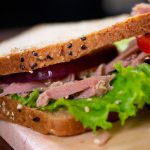 Sanduíche integral de atum com salada