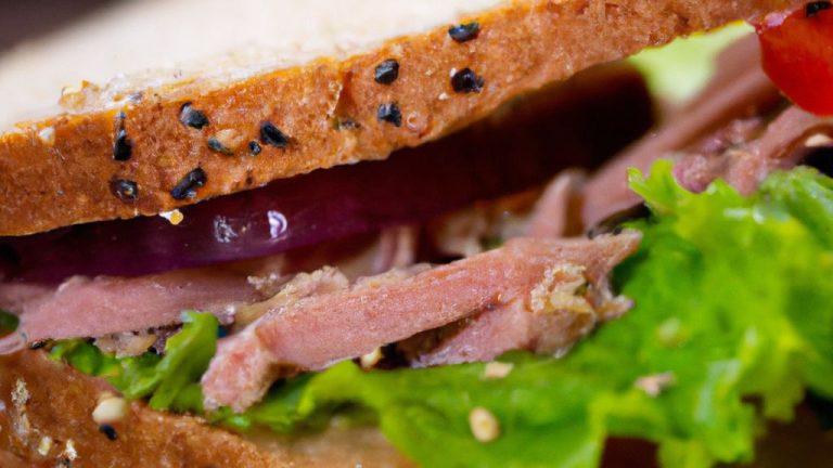Sanduíche integral de atum com salada