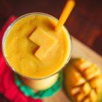 Smoothie de manga com curcuma e gengibre