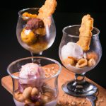 Sorvete de cachaça, biscoito e calda de frutas