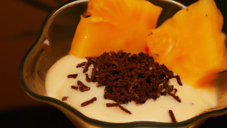 Taça de abacaxi com chocolate branco
