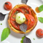 Tartelette de tomate com sorvete de manjericão