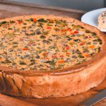 Torta salgada de atum com massa de grão-de-bico