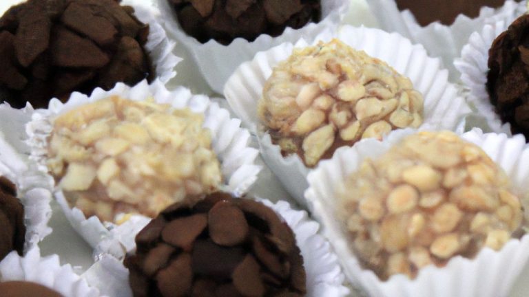 Trufas de chocolate e amendoim