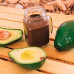 Vitamina de abacate com cacau e mel