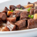 Vitela estufada com legumes e shoyu