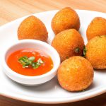 Almôndegas Fritas Com Molho De Tomate