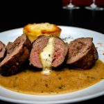 Bife a Role ao Molho Madeira