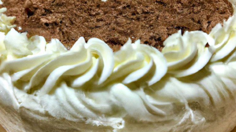 Bolo De Chocolate Com Chantilly Simples