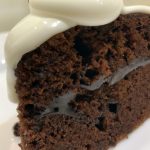 Bolo de Chocolate com Cobertura de Chantilly