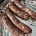 Linguiça assada com papel alumínio