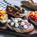 Bruschetta de tomate e manjericão
