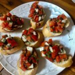 Bruschetta de Tomate e Manjericão