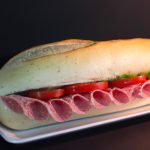 Lanche de metro de salame