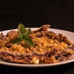 Farofa de banana da terra com bacon e calabresa