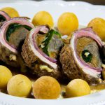 Rocambole de carne com creme de cebola