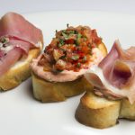 Bruschetta de tomate e manjericão