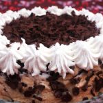 Bolo de Chocolate com Cobertura de Chantilly