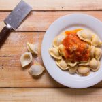 Macarrão ao molho de tomate e manjericão