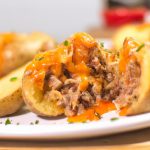 Batata recheada com carne moída e queijo