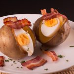 Batata Recheada com Ovo e Bacon
