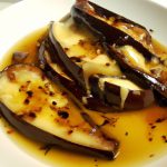 Berinjela Assada com Queijo e Mel