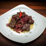 Bife de Fígado Acebolado com Molho