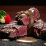 Bife de Kobe ao molho de ervas