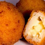 Bolinho de Arroz Recheado com Queijo