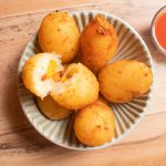 Bolinho de Batata com Queijo Frito