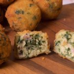 Bolinho de Espinafre com Queijo Ralado