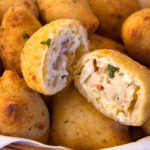 Bolinho de Frango Recheado com Queijo