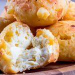 Bolinho de Mandioca com Queijo Assado