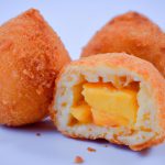 Bolinho de Polenta Recheado com Queijo