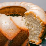 Bolo Branco com Recheio de Leite Condensado