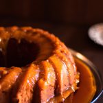 Bolo com Calda de Caramelo