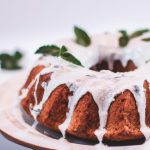 Bolo com cobertura de chocolate branco