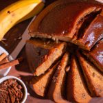 Bolo de Banana com Calda de Caramelo