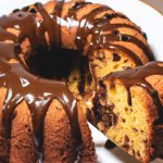 Bolo de baunilha com cobertura de chocolate