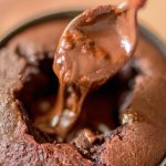 Bolo de Caneca de Chocolate com Cobertura