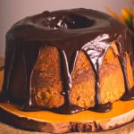 Bolo de cenoura com cobertura de chocolate cremosa