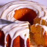 Bolo de Cenoura com Cobertura de Queijo Creme