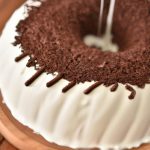 Bolo de Chocolate com Brigadeiro Branco