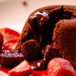Bolo de Chocolate com Calda de Morango