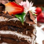 Bolo de Chocolate com Chantilly e Morango