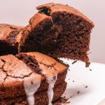 Bolo de Chocolate Recheado com Leite Condensado
