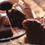 Bolo de Chocolate Recheado com Manteiga de Amendoim