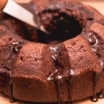 Bolo de Chocolate Recheado e com Cobertura